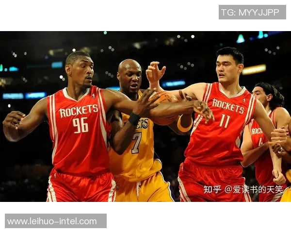 姚明与加索尔携手合照展现篮球传奇友谊与荣耀时刻