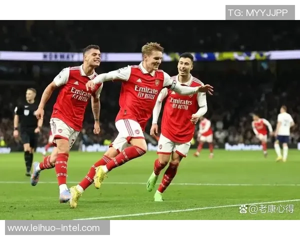 德甲精彩对决阿森纳与巴黎圣日耳曼战成平局神扑瞬间引发全场热议 德甲精彩对决阿森纳与巴黎圣日耳曼战成平局神扑瞬间引发全场热议