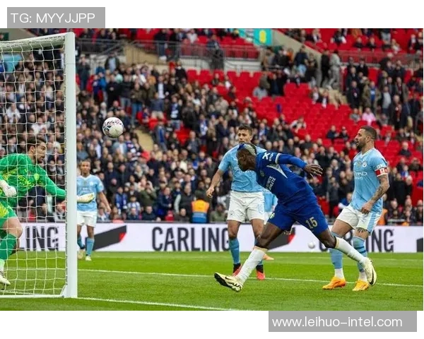 英超激战：里昂大胜曼城点球大战引爆全场精彩瞬间回顾