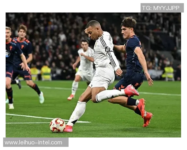 德甲惊天逆转里昂上演帽子戏法击败曼联引发全场狂欢